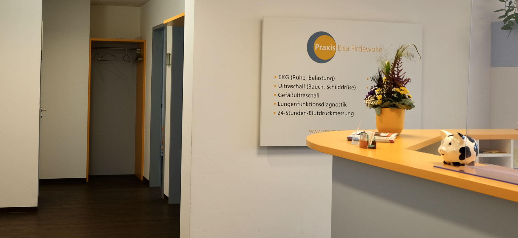 Eingangsbereich der Praxis innen mit Ausschnitt Empfangsstresen